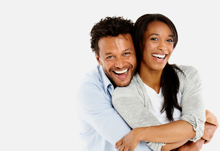 heureux couple enlacé